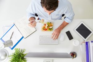 Comer bem no trabalho é possível. Saiba como melhorar sua alimentação!