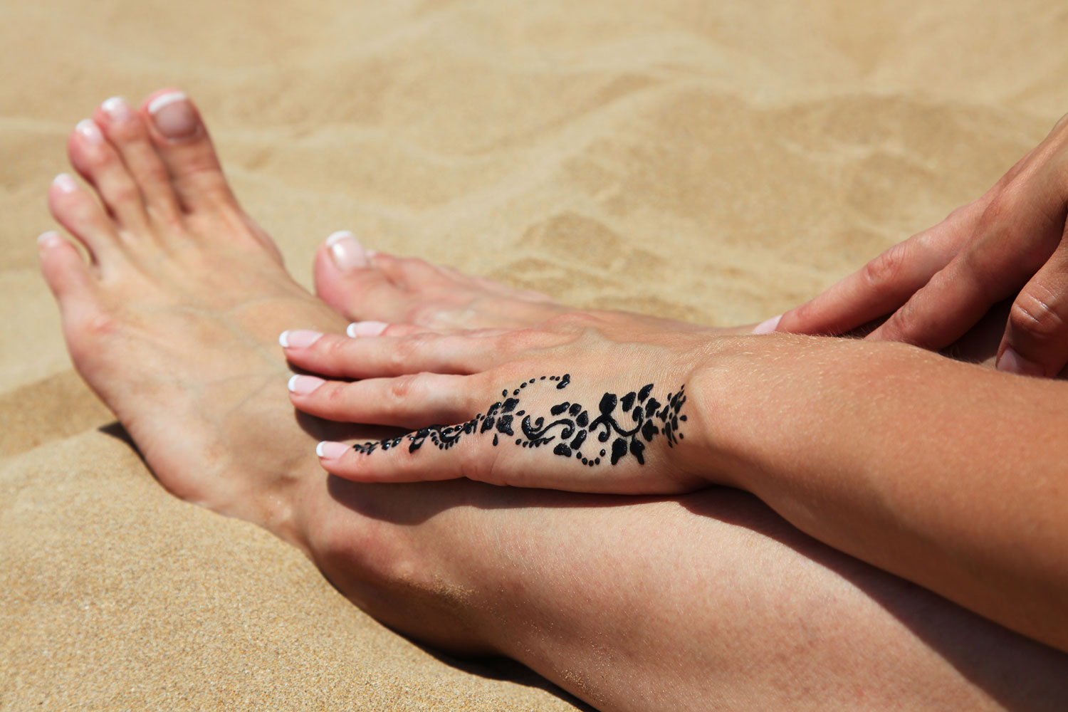 Tatuagem de henna na praia pode ser perigosa para a saúde
