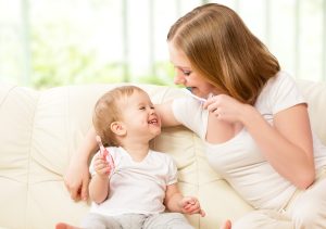 Confira cinco dicas para cuidar da higiene bucal do bebê