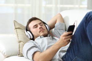 Uso incorreto de fones de ouvido pode prejudicar os ouvidos