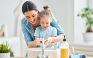 Doenças bucais podem ser prevenidas com bons hábitos de higiene e alimentação